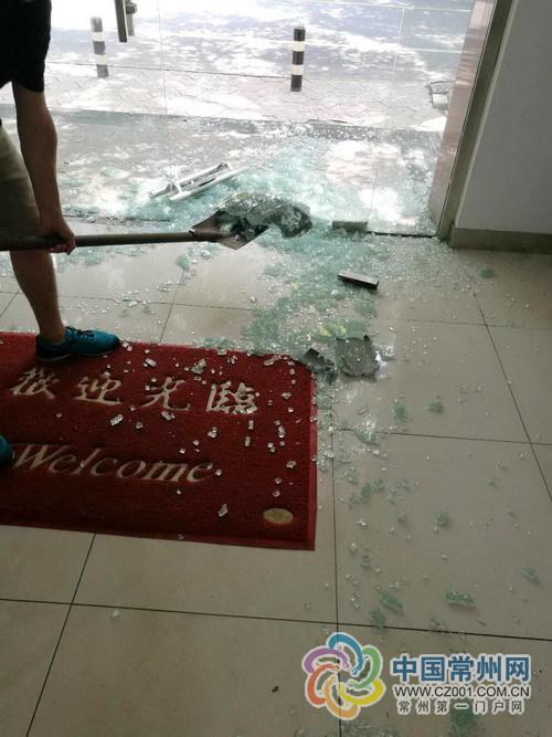 店里玻璃门碎了有什么预兆 店里玻璃门碎了有什么预兆