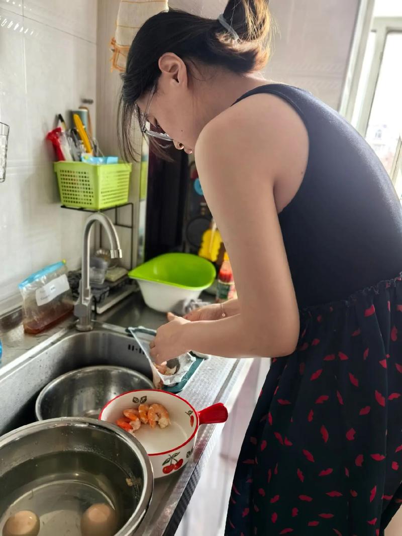 亲晨母亲在厨房做饭最新章节_亲晨母