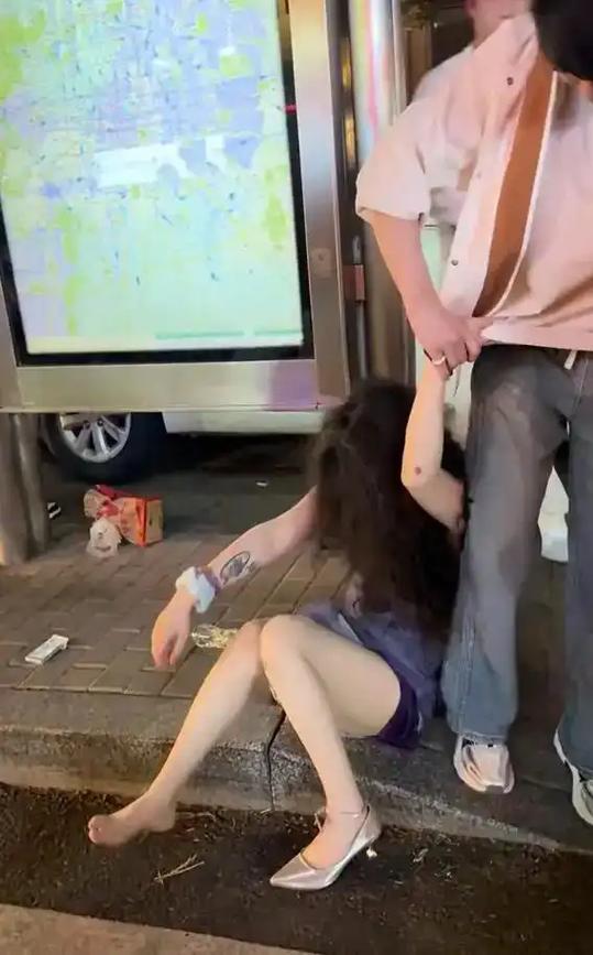 美女喝得烂醉如泥了,被渣男带回了酒截图1